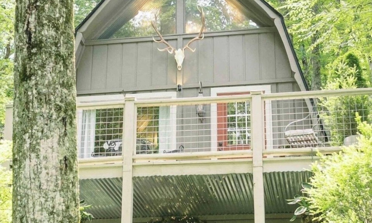 Highlands Ski Chalet | Live-in Art Gallery in Downtown Highlands/Walk to Main Street/Mountain Views