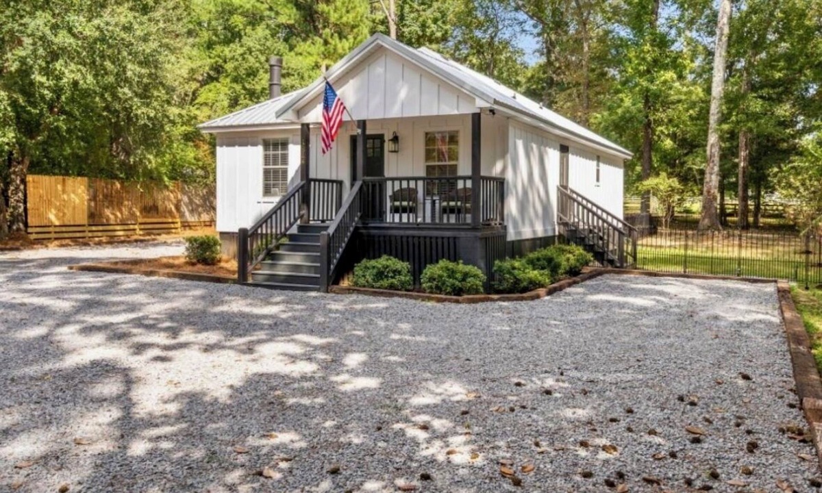 Point Clear House | Lob Lolly Cottage, A stylish cottage 5 minutes to downtown Fairhope,