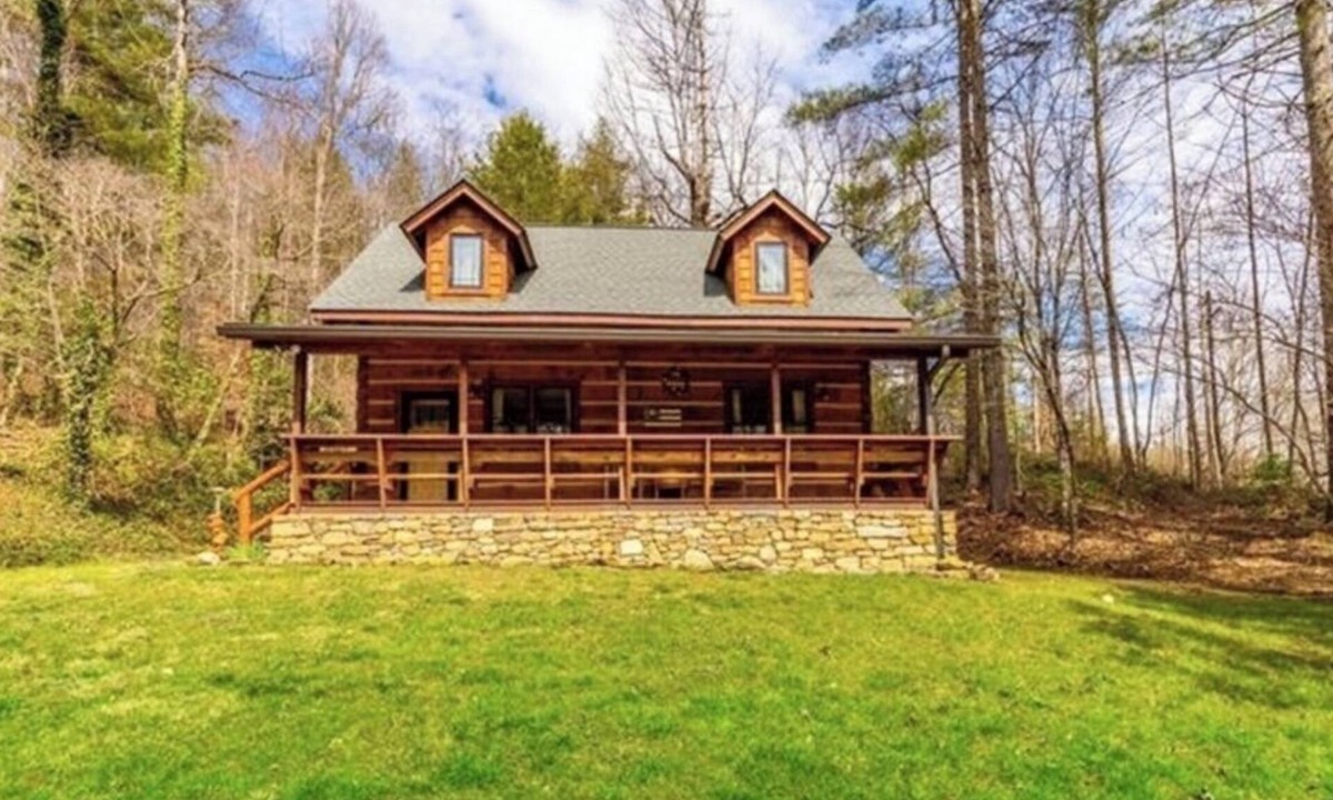 Horse Shoe Cabin | Log Cabin Mountain Retreat, 2-bedroom cabin in Mills River North Carolina