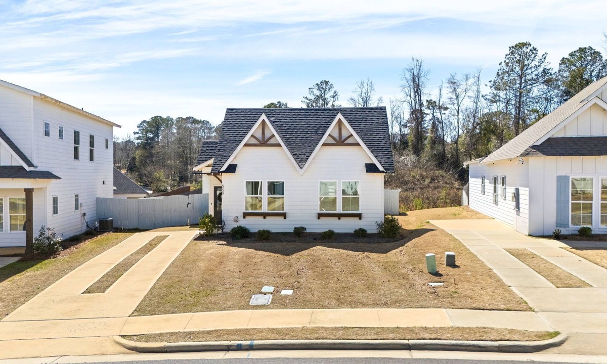 Auburn House | Lonestar on the Plains Designer 3BR Cottage Pet Friendly Close to Campus