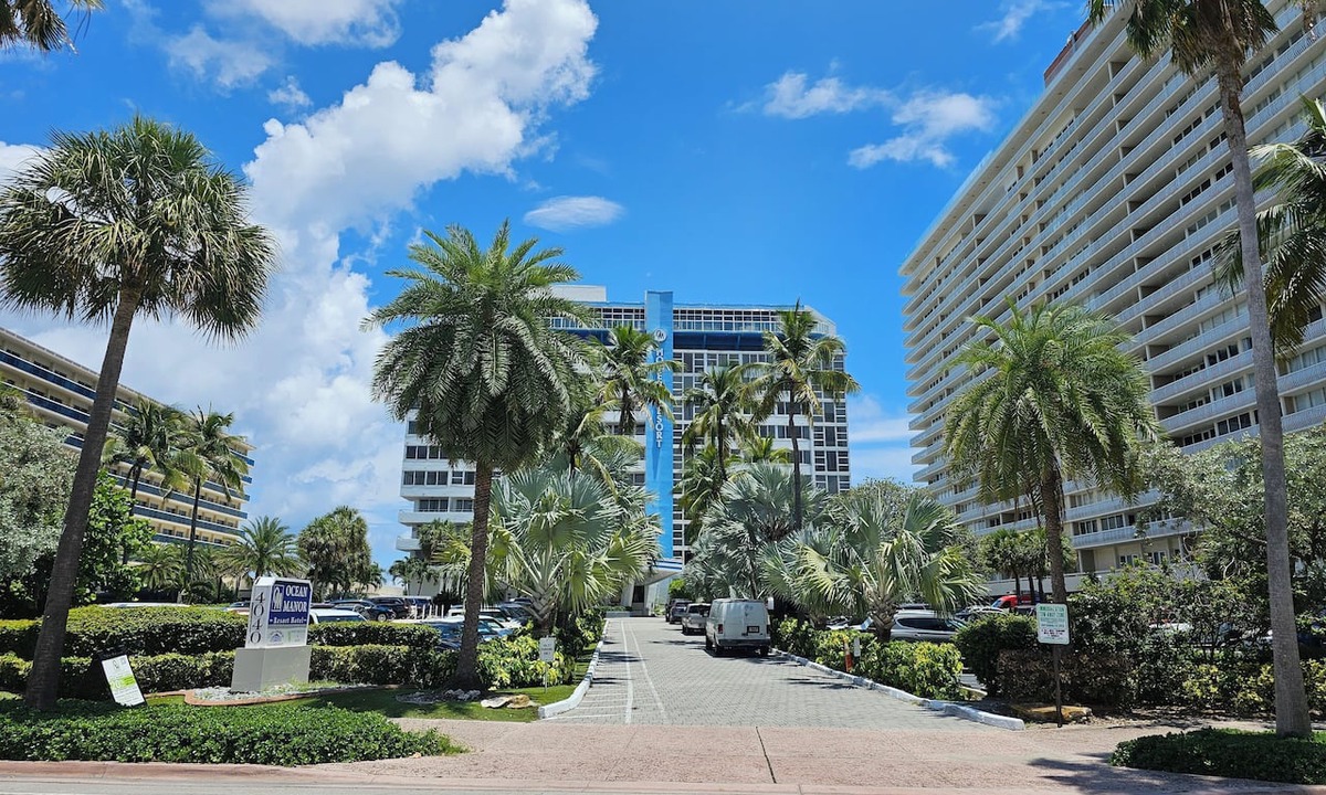 Galt Mile Condo | Lovely Beachfront Condo overlooking the Ocean, private jacuzzi, balcony & pool