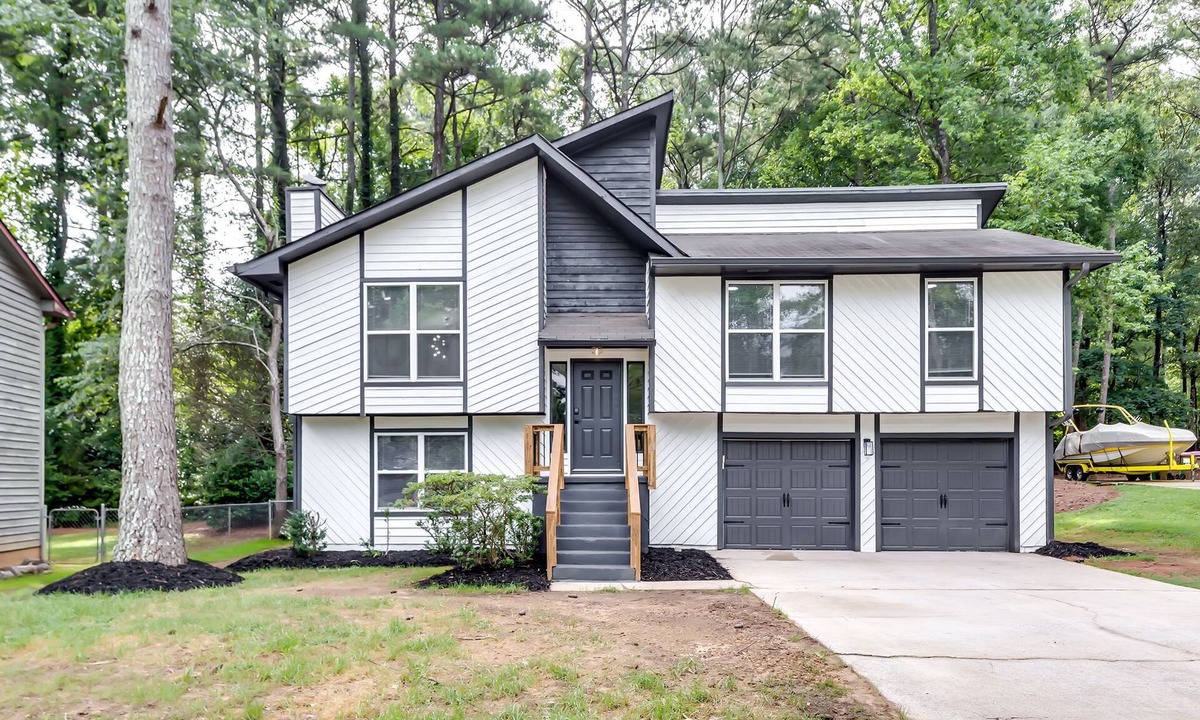 Johns Creek House | Lux 4BR Retreat: 86" Smart TV, 3BT, Deck & Grill in Alpharetta
