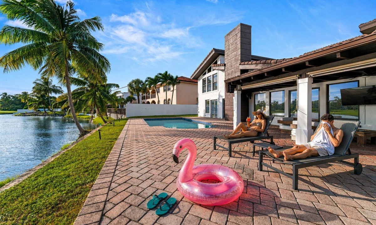 Country Club House | Lux Mansion Lakefront Views, MiniGolf & Pool BBQ