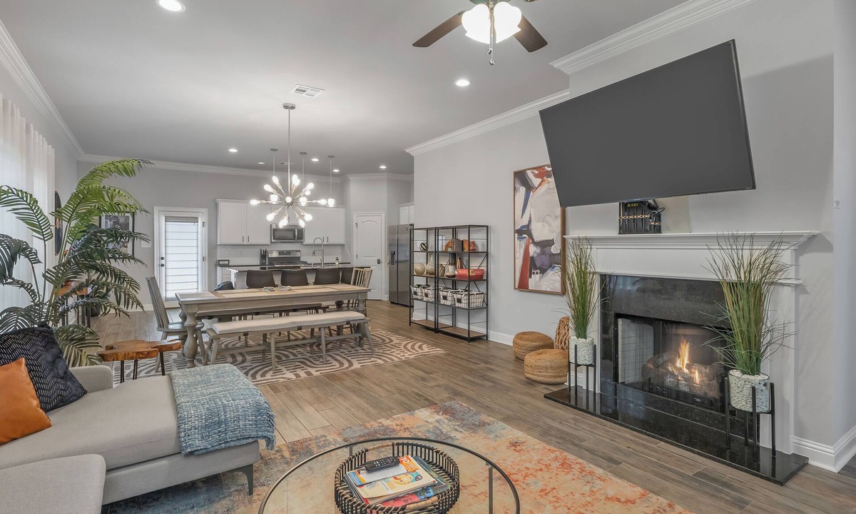 Broadmoor House | Luxe, Central, & Contemporary - A Modern Utopia! Tv in each room.