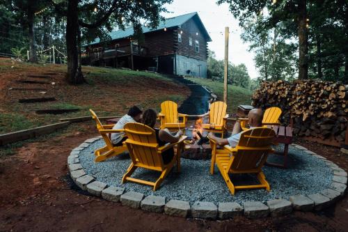 Dahlonega Villa | Luxe Lodge Escape - Hot Tub-Outdoor Movies-Game Room-Fire Pit