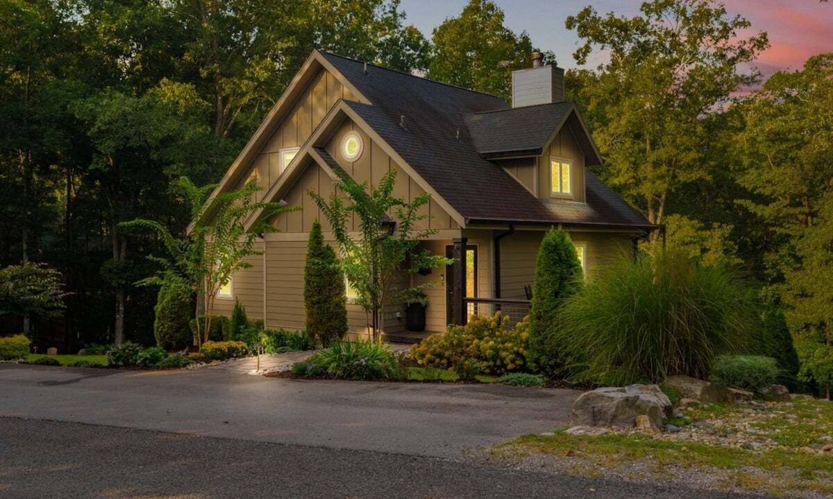 Pegram House | Luxe Mountain Retreat 683-Luxe Cabin-Sleeps 10
