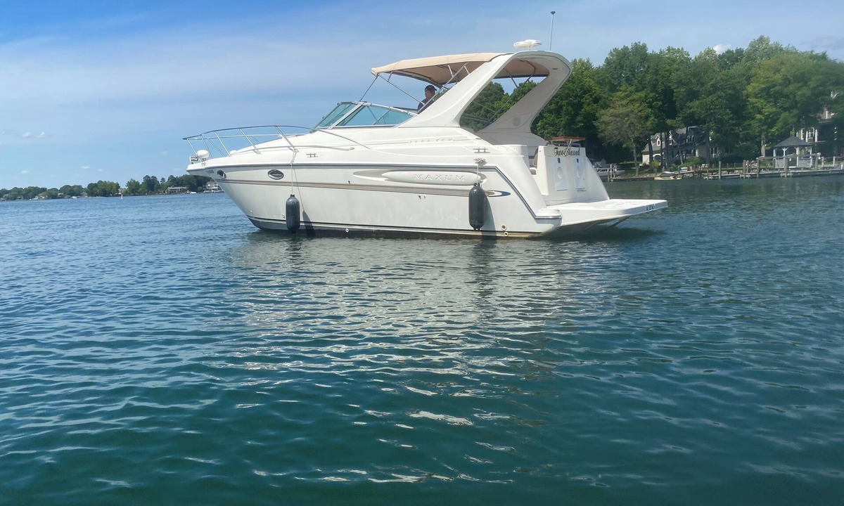 Cornelius Boat Rental | Luxurious mini yacht on Lake Norman