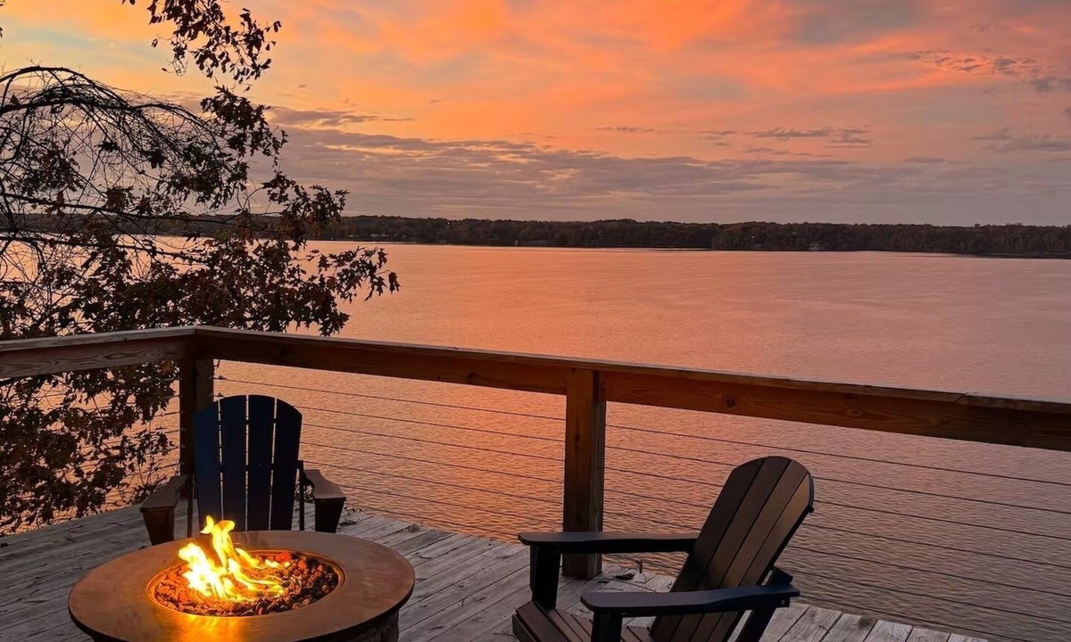 Muscle Shoals House | Luxury 2 Kings + 2 Queens, Lakefront Stay Near RTJ Golf Course and Game Room