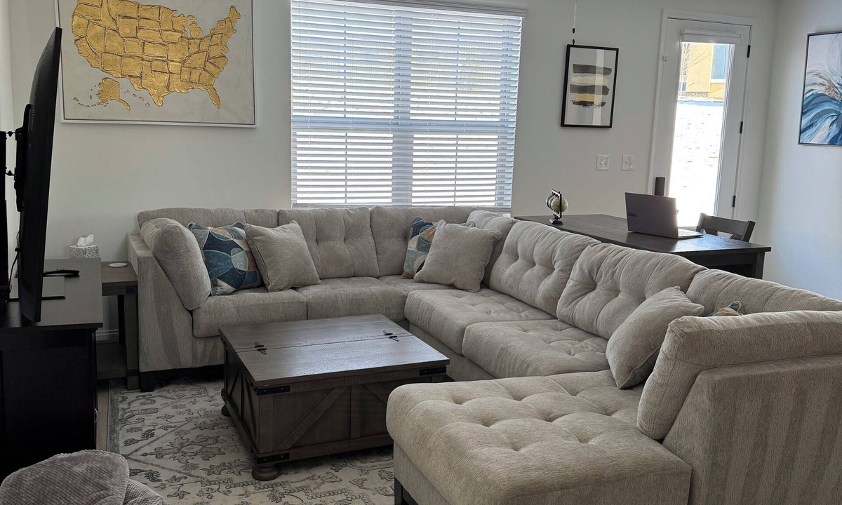 Alcoa House | Luxury 3-bdrm townhome in gorgeous Maryville. 5 mins to TYS, 40 mins to Smokies!