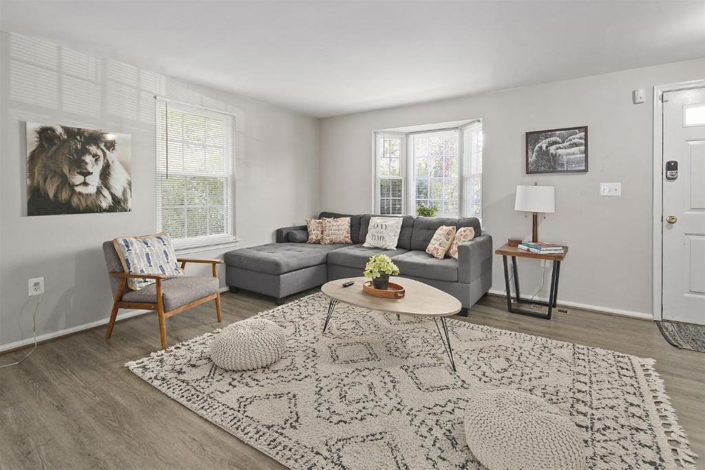 Countryside House | Luxury End Unit Townhome Just 40 Minutes from DC, Pet-Friendly, Privacy Fenced