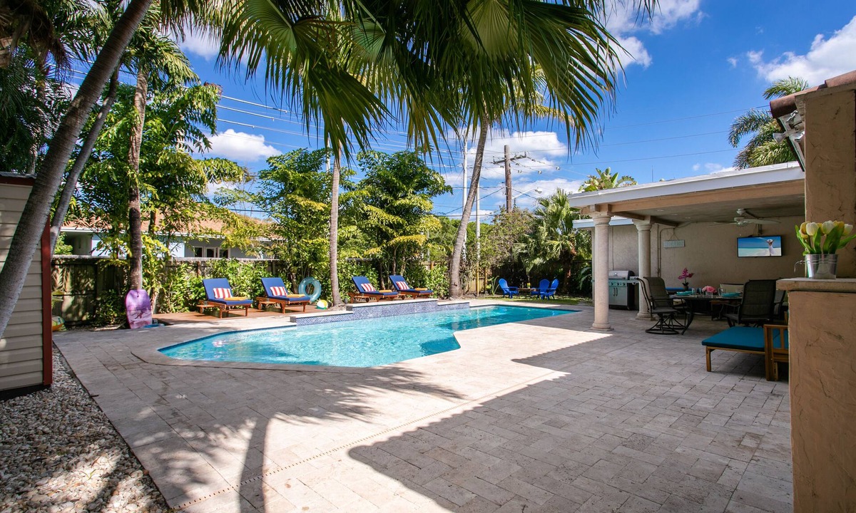 Dania Beach House | Luxury Family Villa with Salt Water Heated Pool & Hot Tub by the Beach!
