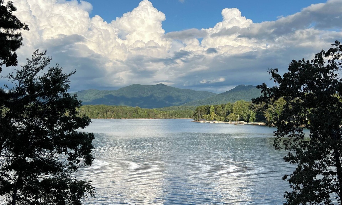 Cedar Cliff House | Luxury Lakefront Chatuge, 5 Beds 3 Bath, 2 Kitchens, Free WiFi, Sleeps 12 & Dock