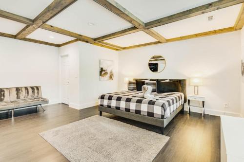 Conyers House | Luxury Poolside 4BR Sanctuary, Sleeps 8