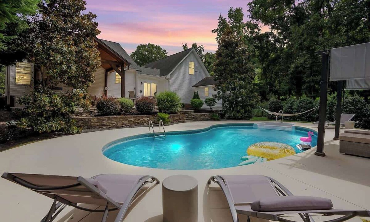 Simpsonville House | Luxury Retreat & Heated Pool Downtown Simpsonville