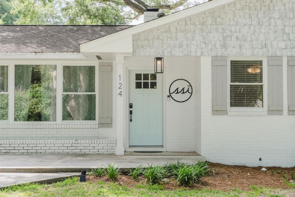 Saint Simons Heights Villa | Luxury St Simons Island Vacation Rental with Private Pool - Sleeps 10