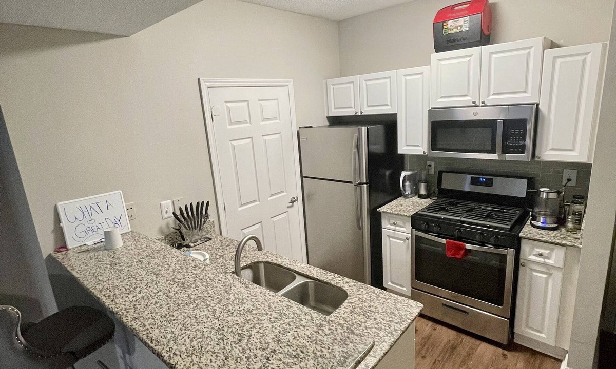 Lindbergh Apartment | Luxury Suite By Train,Parks,Downtown,Southern Cuisine & Celebrity hangouts