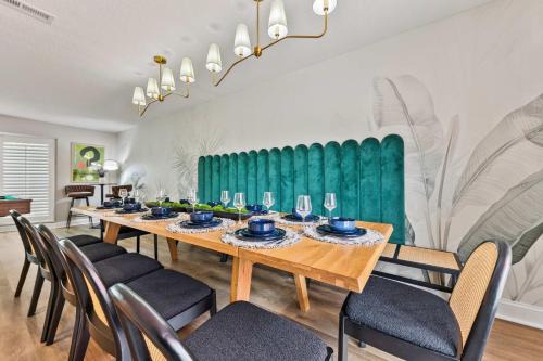 Seminole House | Luxury Villa - 5 BR Heated Pool 5 Min to Beaches