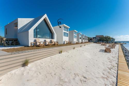 Mary Esther House | Luxury Waterfront Cabin 2