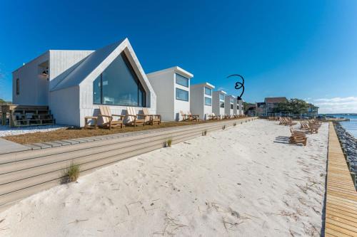 Mary Esther House | Luxury Waterfront Cabin 6