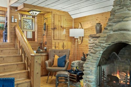 Highlands House | Magical Cabin near Main St Waterfalls Hikes