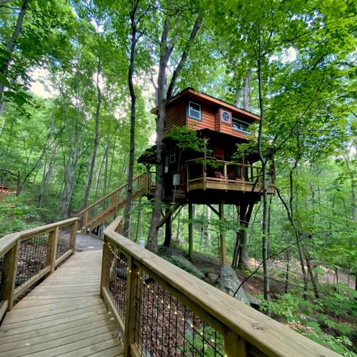 Copperhill House | Magical Treehouse Romantic Hot Tub and Sauna
