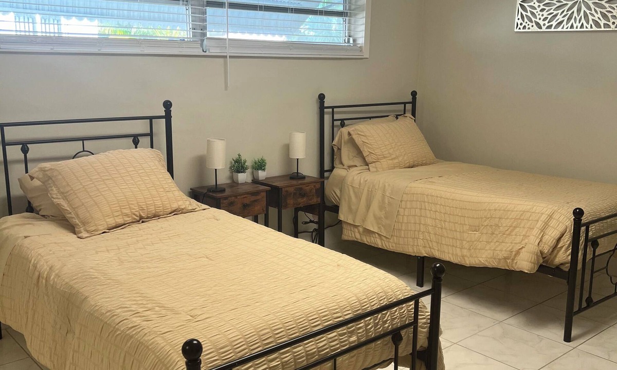 Sunrise House | Marvelous house with AC in Fort Lauderdale, 2 private rooms 2 shared beds