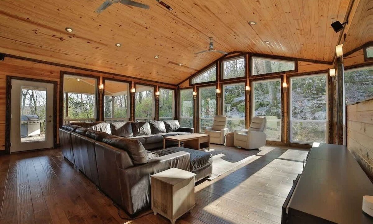 Lookout Valley Neighborhood Association House | Massive May House w/Swim Spa, Shared Pool, Sauna
