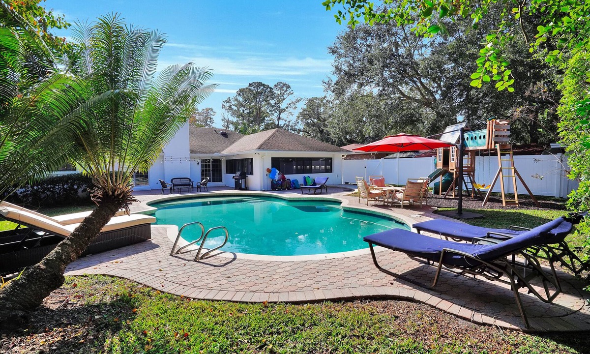 Lakewood House | Mer-Mazing Poolside Estate