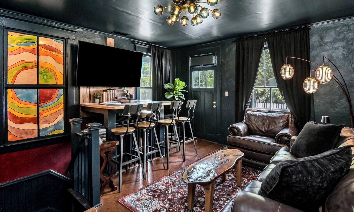 Savannah Victorian District Apartment | Midnight Magnolia - Historic Victorian Downtown Savannah Stay Near Forsyth Park!