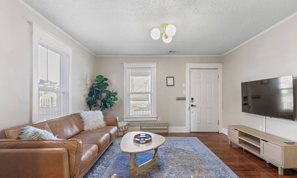 University District House | Midtown Memphis 3BR, Sleeps 6, Fire Pit, Huge Yard, Pet-Friendly