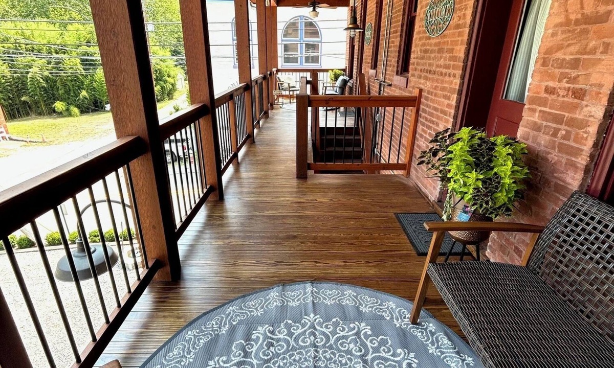 Freeman Apartment | Millionaire Row, Spacious 3-bedroom apartment with WiFi, in charming Bramwell.