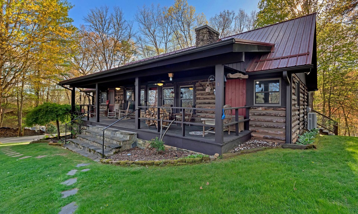 Pisgah Forest Cabin | Mine Mountain Cabin, convenient location! Rustic Log Cabin