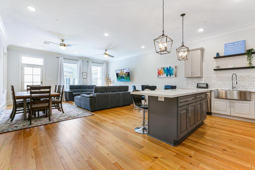 Faubourg Lafayette Apartment | Modern 5 BR Condo - Large Pool - Near Everything