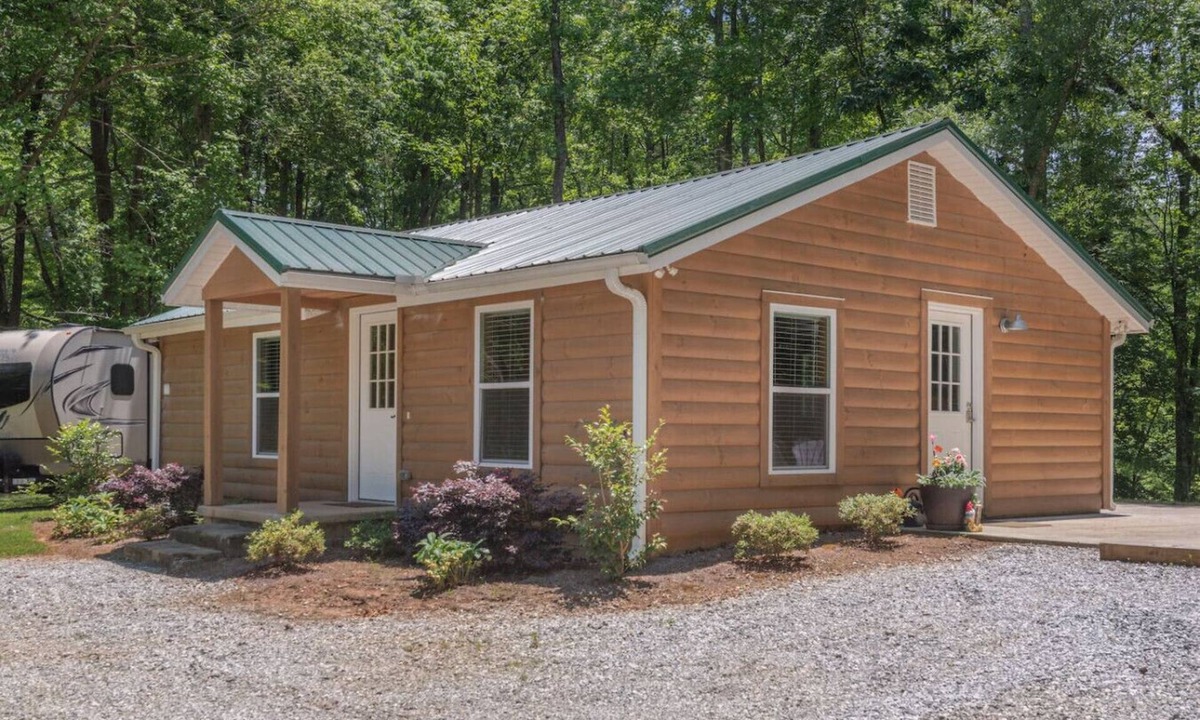 Travelers Rest Cabin | Modern Cabin in the Woods with Hot Tub