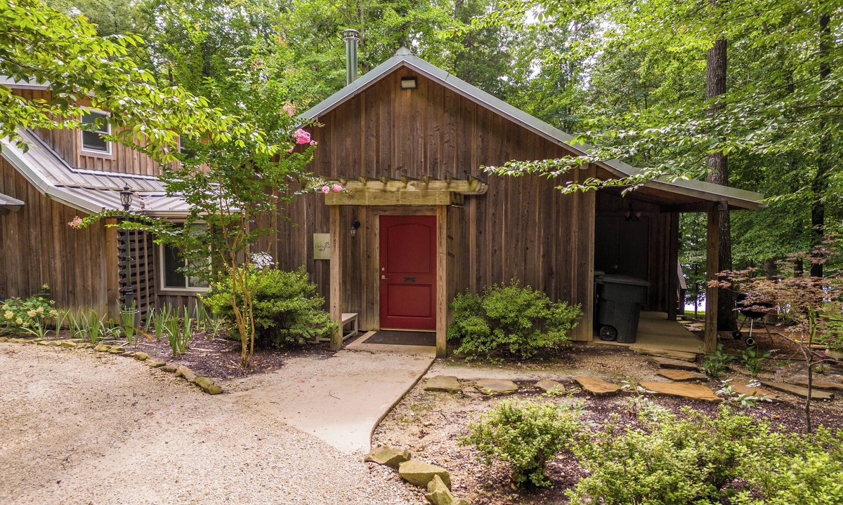 Springville Cottage | Modern Chef's Cottage + Fishing & Trails