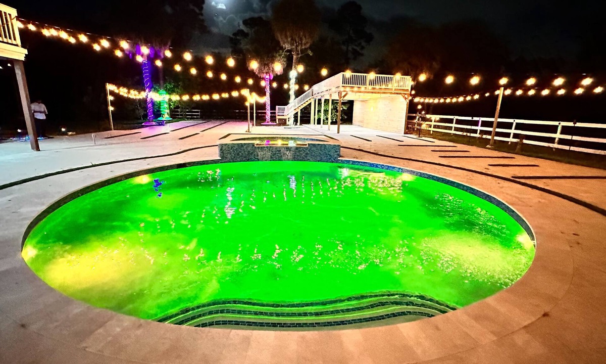 Greenacres House | Modern home with Swimming pool and 5 acre lot