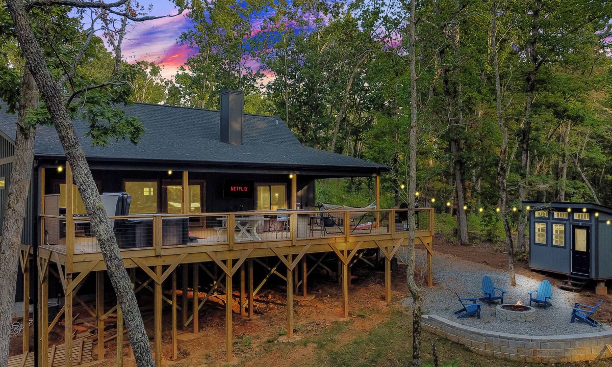 Ellijay House | Modern Mountain Luxury w/Hot tub, BBQ, Hammock, Foosball, Cornhole + More!