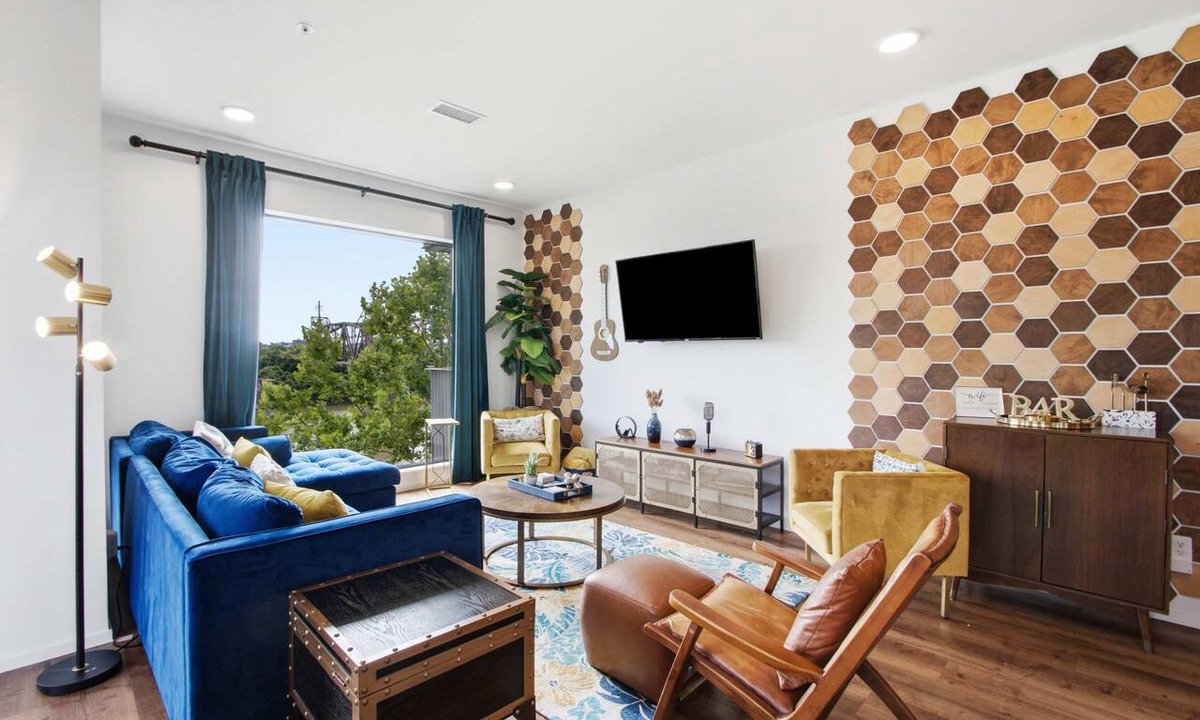 North Capitol Condo | Modern river-view condo with balcony & WiFi - walk to downtown & attractions