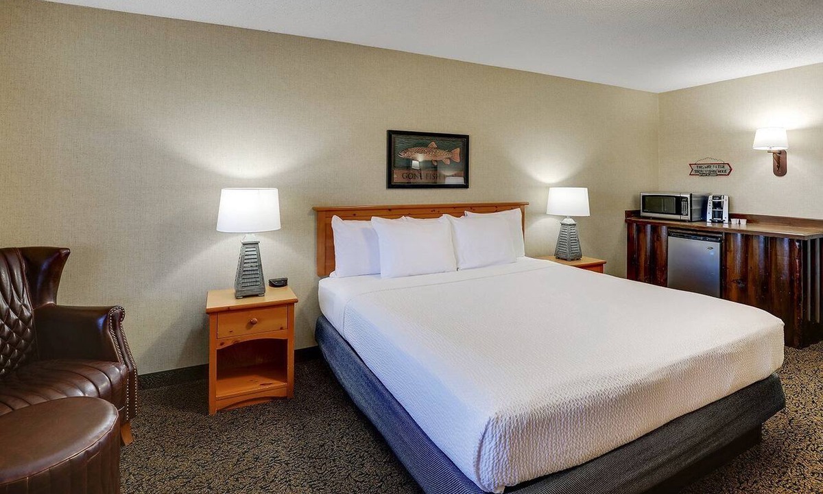Moline Hotel | Modern Stay in Moline | 4.0 mi to Figge Art Museum | Downtown Attractions