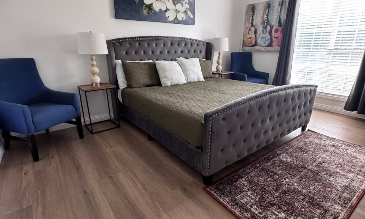 Olive Branch House | MONTHLY STAYS- Charming 4BR + Extra Space Beds with Private Pool in Olive Branch