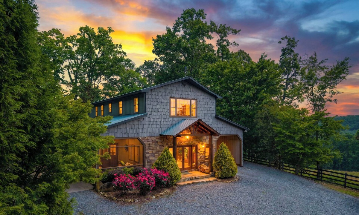 Blue Ridge Cabin | Moonlight Retreat - Blue Ridge, Ga.