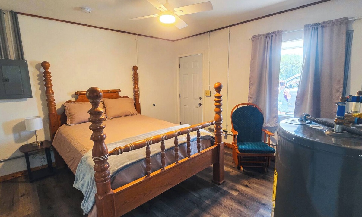 Isabella Apartment | Motel Room 1A with Bar & Grill and Laundromat