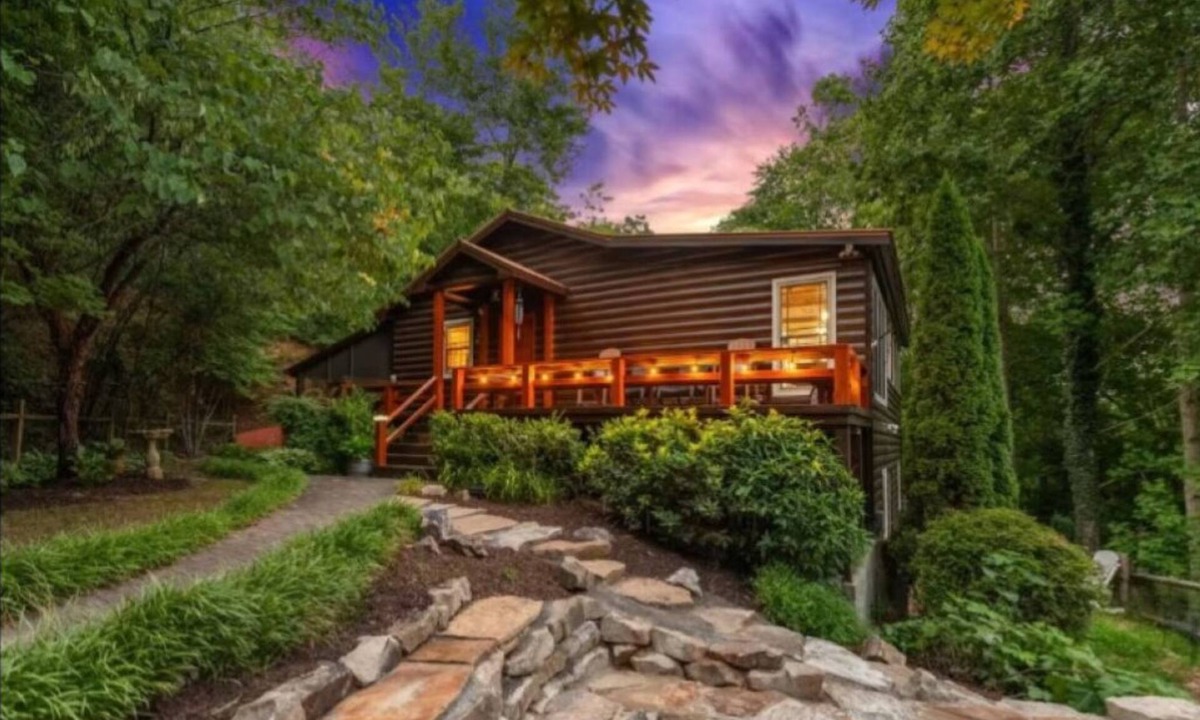 Foxfire Estates Cabin | Mountain Cozy Cabin: HotTub Firepit Game Rm Family Friendly 10 Mins to Downtown!