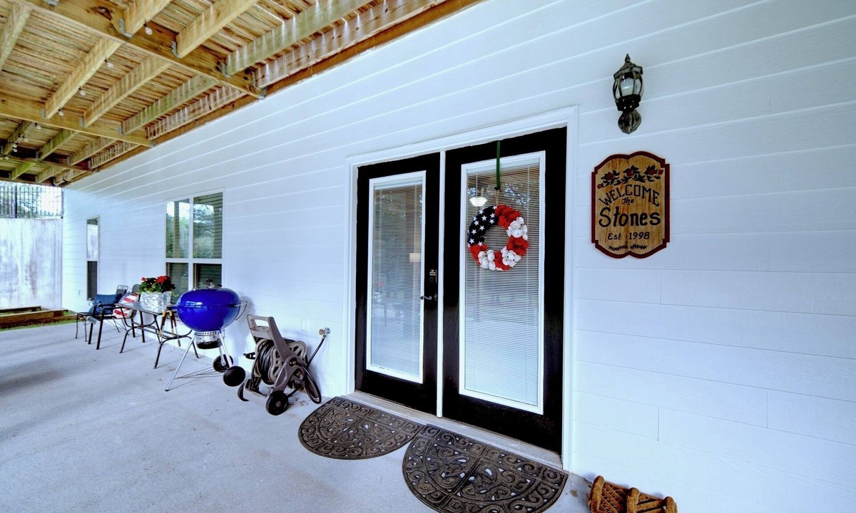 Silver Creek House | Mountain View 5 Queen Bedrooms WiFi FirePit BBQ