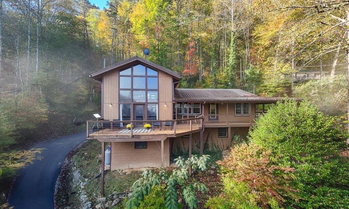 Robbinsville Cabin | Mountain View - Large Open Deck - Gas Fireplace