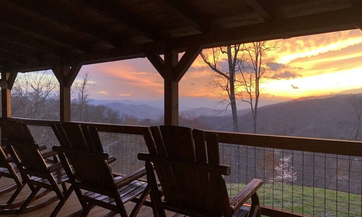 Bryson City Cabin | Mountaintop 4-bed Luxury Getaway w Sunset View, Game room, Hot Tub & Fire Pit