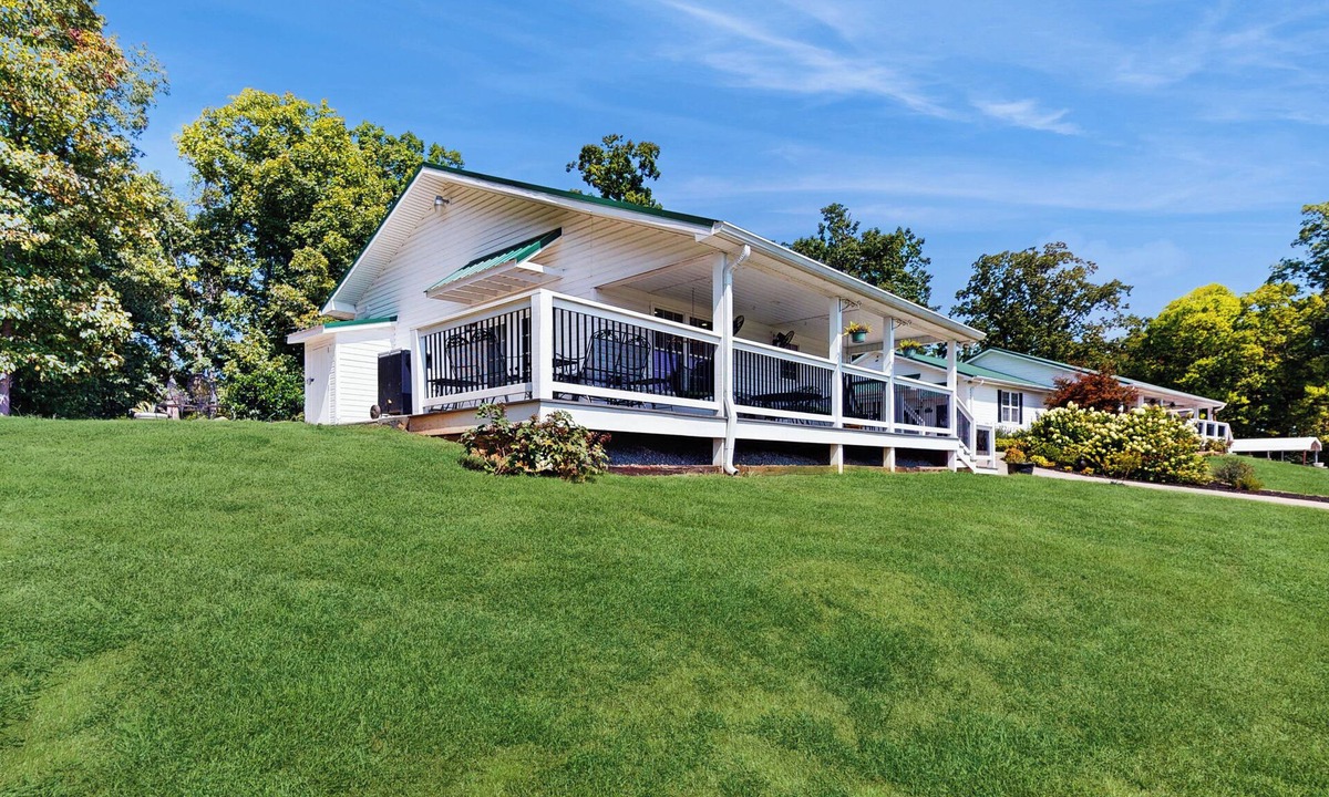 Seymour House | Mtn Views! Romantic Rural Retreat in Seymour