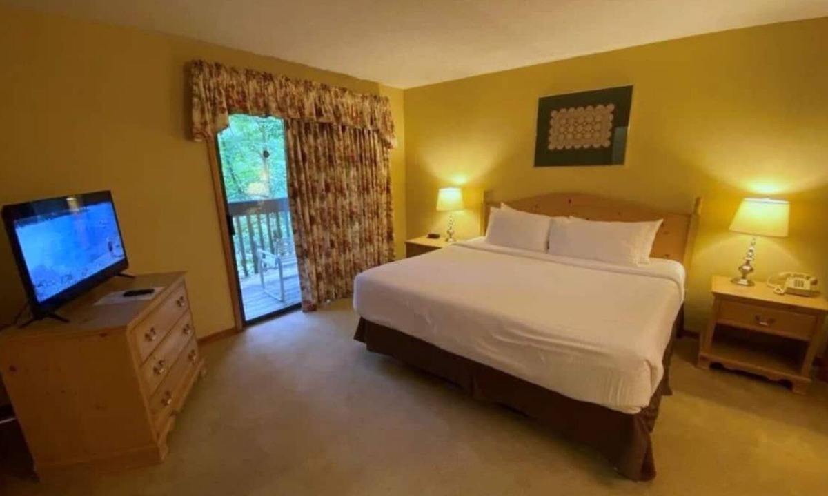 Sapphire Resort | Nature Escape! Motor Boats and Fishing On-Site, 3 Pools, Free Parking