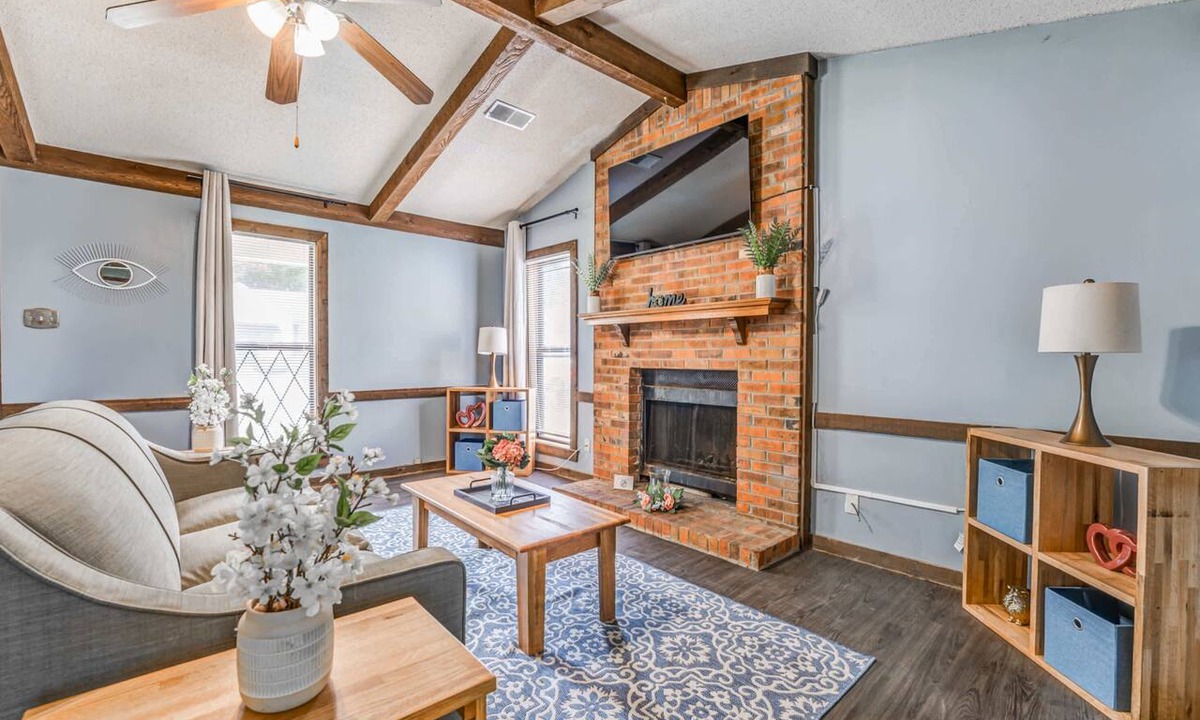 Ellendale House | Near Dining & MEM - Hickory Hill Home