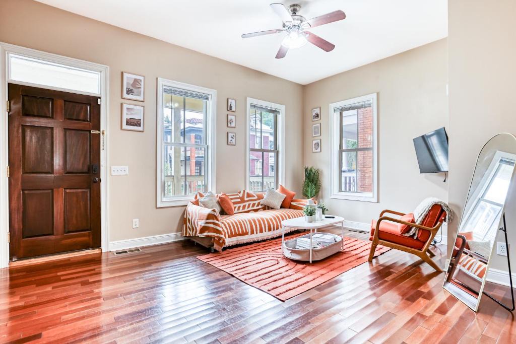 Metropolitan Apartment | Near Starland & River St - Private Patio & BBQ - Parking